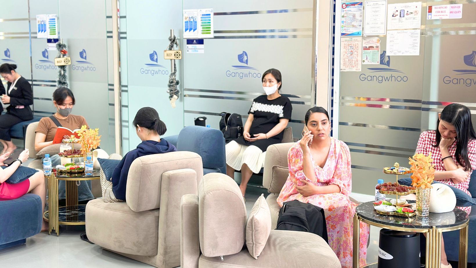Hằng ngày bệnh viện tiếp đón đông đảo khách hàng đến tư vấn và làm đẹp
