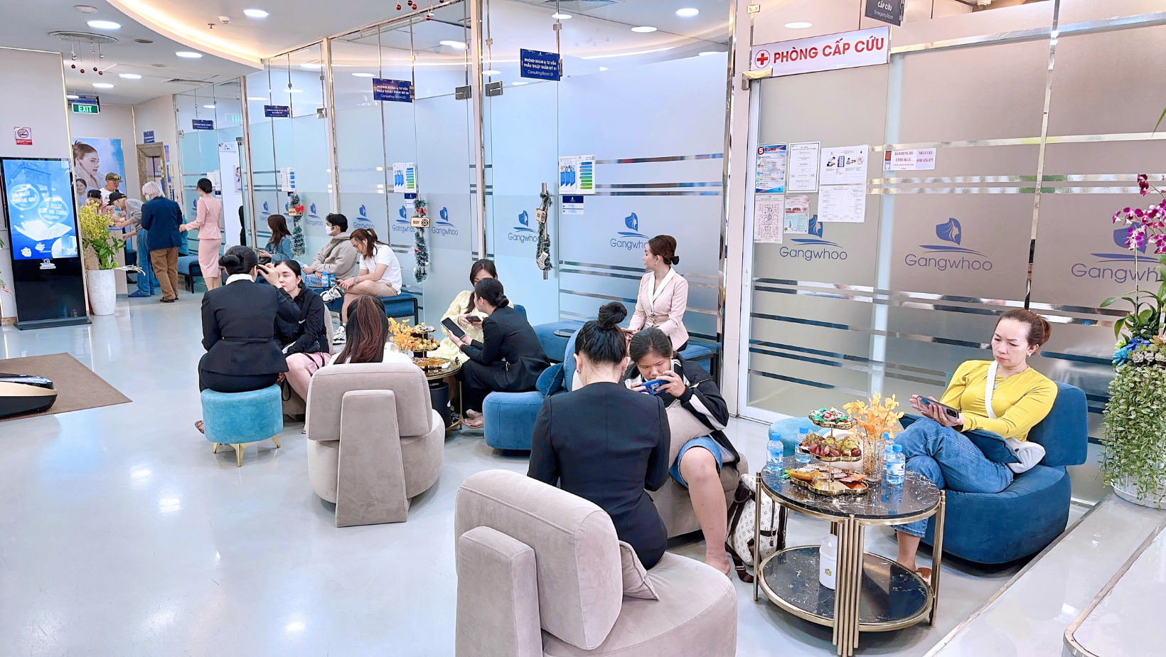 Không gian bệnh viện biện đại tạo cảm giác thoải mái cho khách hàng đến làm đẹp